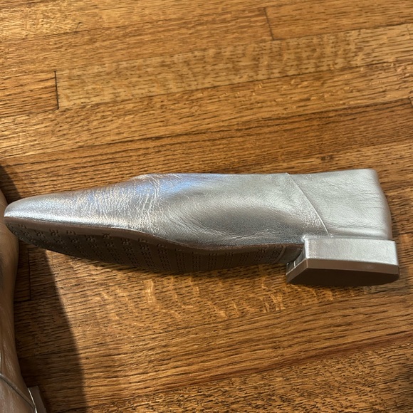 Sam Edelman Kacey Silver Flats- size 6 - Picture 7 of 9